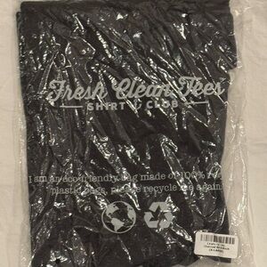 Fresh Clean Threads Men’s Charcoal V-Neck T-Shirt – Size XL – New